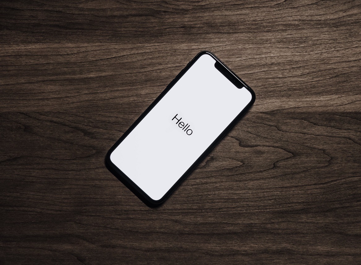 telefoon met het woord hello erop