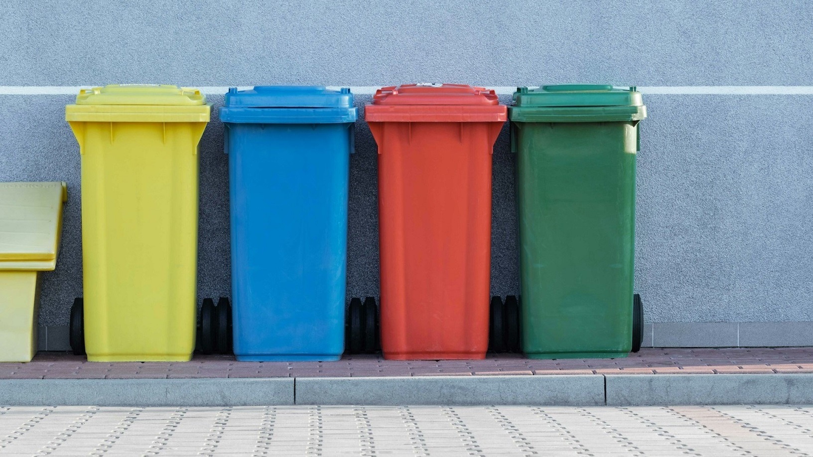 vier keer een rolcontainer in een andere kleur