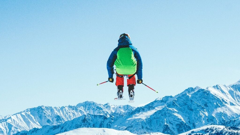 man vliegt in de lucht op skis