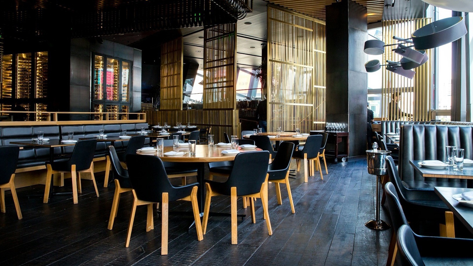 modern restaurant met houten tafels en zwarte stoelen