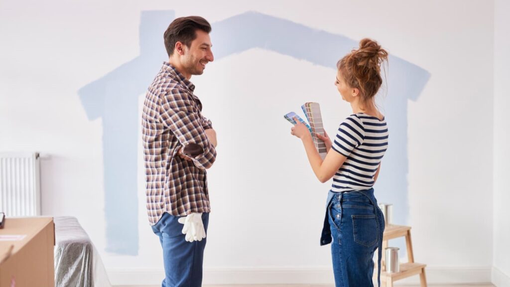Stel bespreekt verfkleur tijdens verbouwing voor start van hun Bed & Breakfast