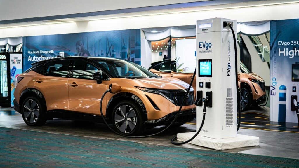 Elektrische auto bij snellaadstation aangesloten, inzichtelijk voor elektrische auto opladen kosten