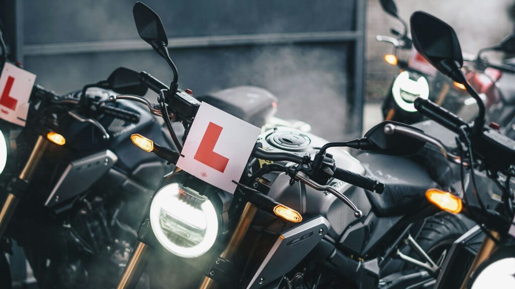 Motorfietsen met L-bordje voor rijles, relevant voor rijangstcursus met focus op motorrijders.
