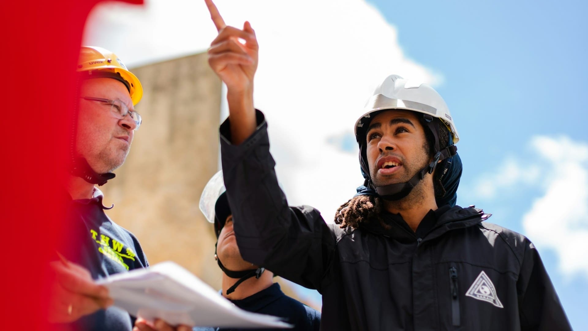 Bouwprofessionals overleggen over traprenovatie kosten en projectplanning op locatie