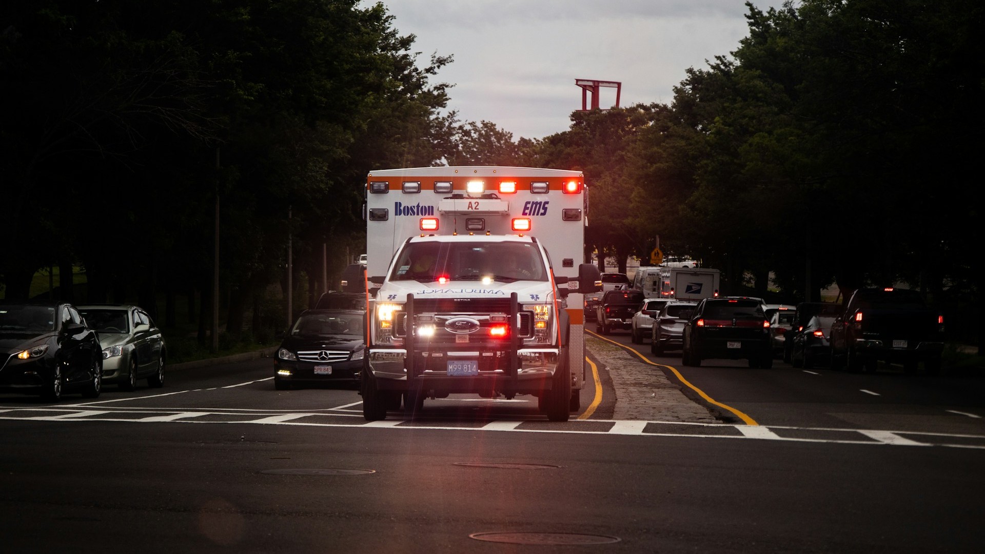 Rijdende ambulance met zwaailichten onderweg naar een spoedopname in het ziekenhuis