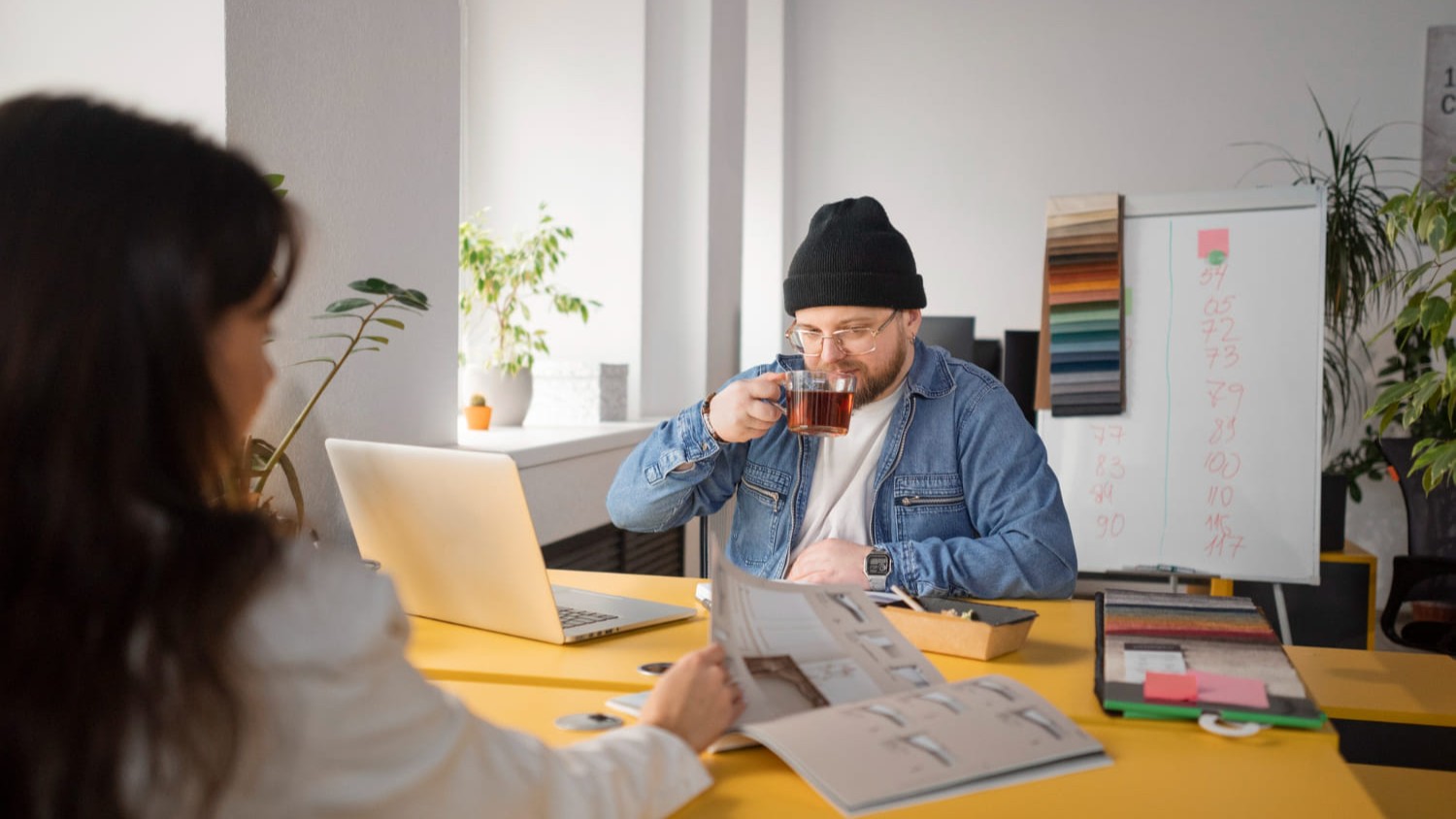 Creatieve professionals bespreken tijdelijk personeel inhuren met koffie en samples
