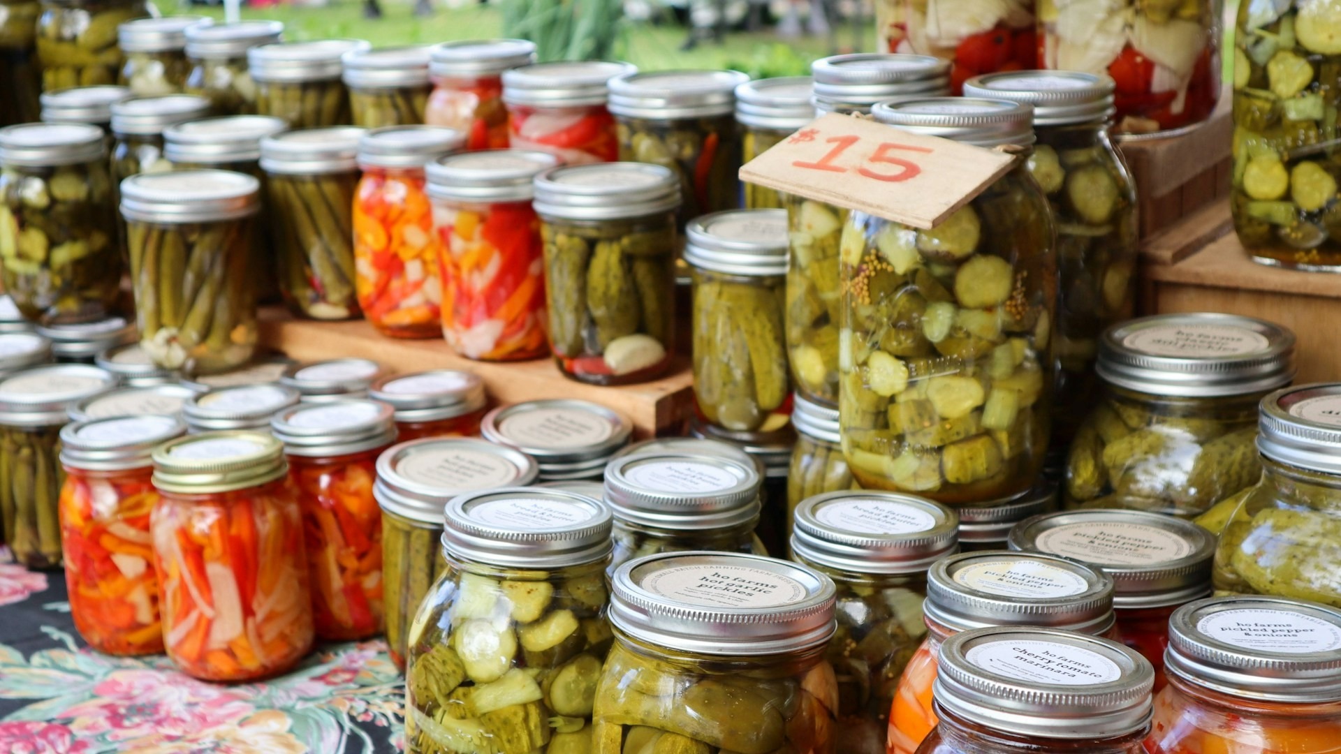 Fermentatieset met glazen potten vol ingelegde groenten op een marktkraam