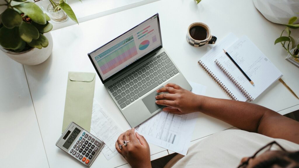 Financiële planning op laptop tijdens onbetaalde dagen zzp bouw met overzicht van kosten