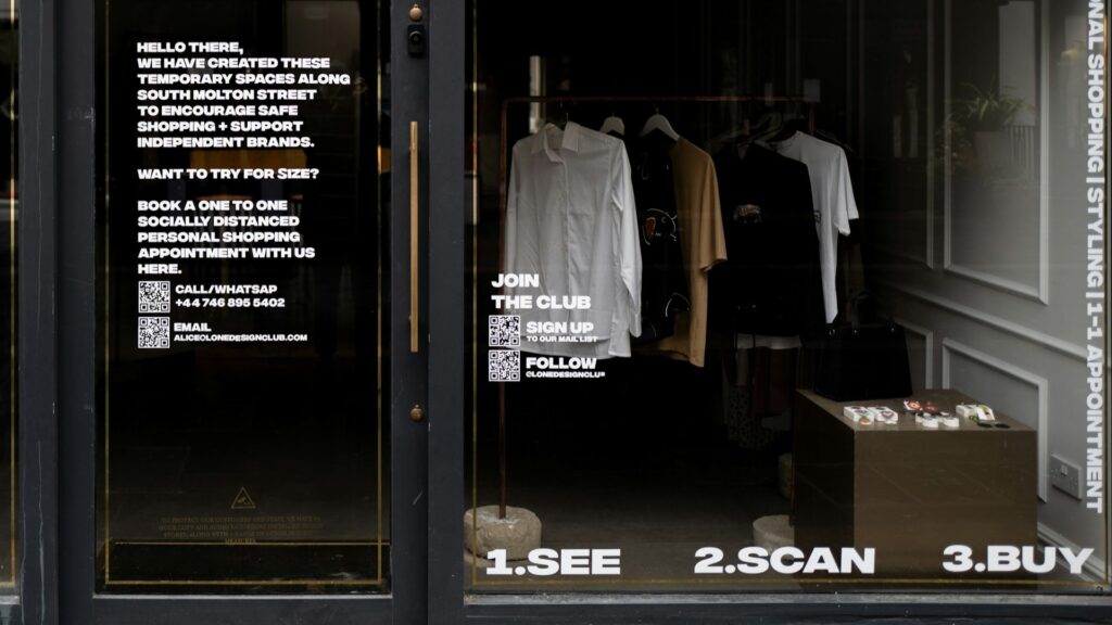 Etalage met kleding en promotietekst op raam, illustratie van kosten etalage kledingwinkel en marketingpresentatie