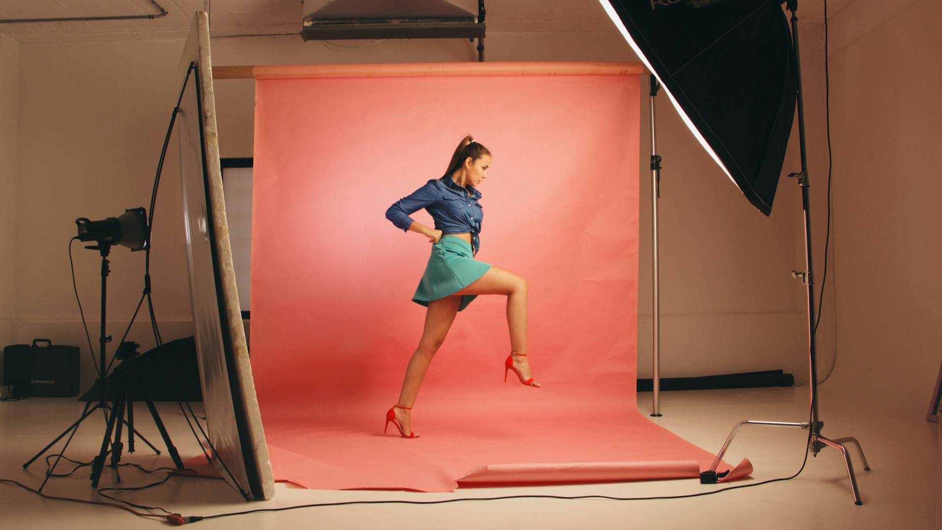 Modefotoshoot kosten in studio met model op gekleurde achtergrond en professionele verlichting en reflectieschermen