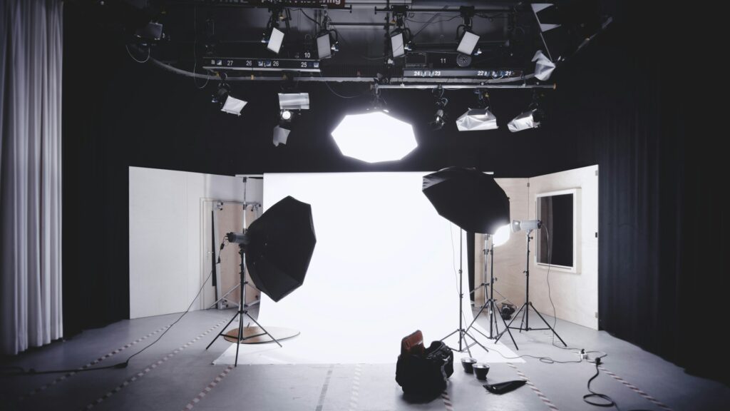 Modefotoshoot kosten in professionele studio met meerdere lampen, softboxen en witte achtergrondopstelling