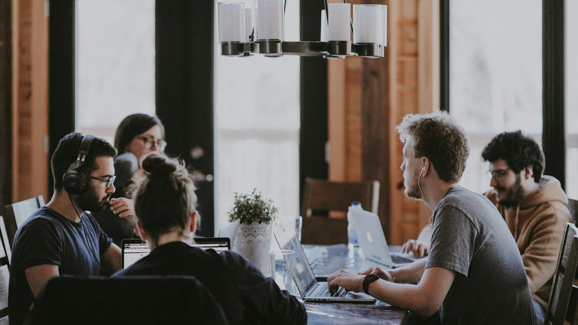 Teamoverleg over een eenmalig marketingplan met focus op strategie en samenwerking