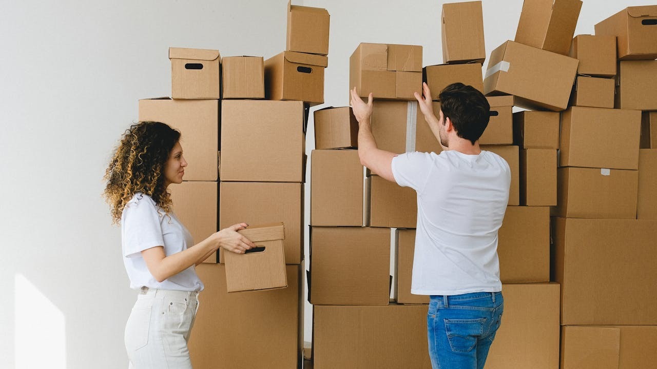 Stapel verhuisdozen wordt opgebouwd tijdens kosten woningontruiming in huis