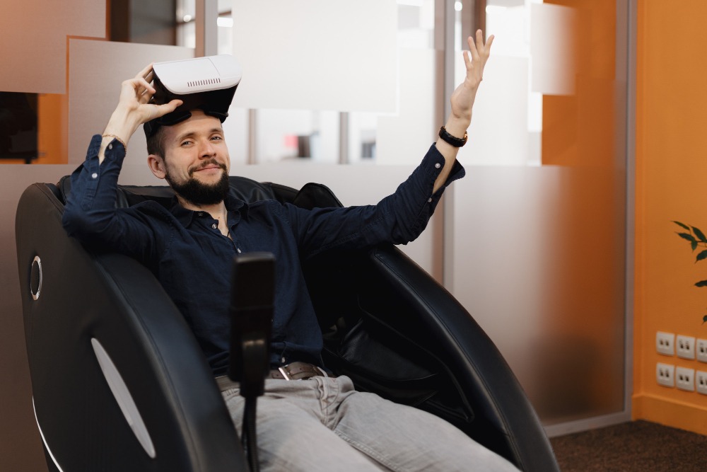 man in massagestoel die lacht