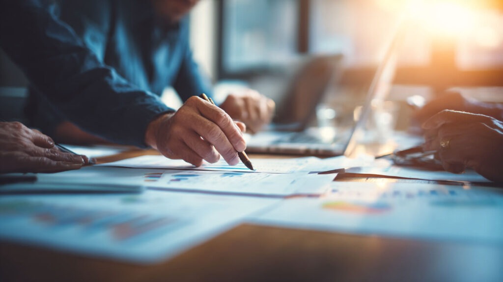 Externe specialist bedrijfscontrole bespreekt financiële rapportages en analyses tijdens overleg.