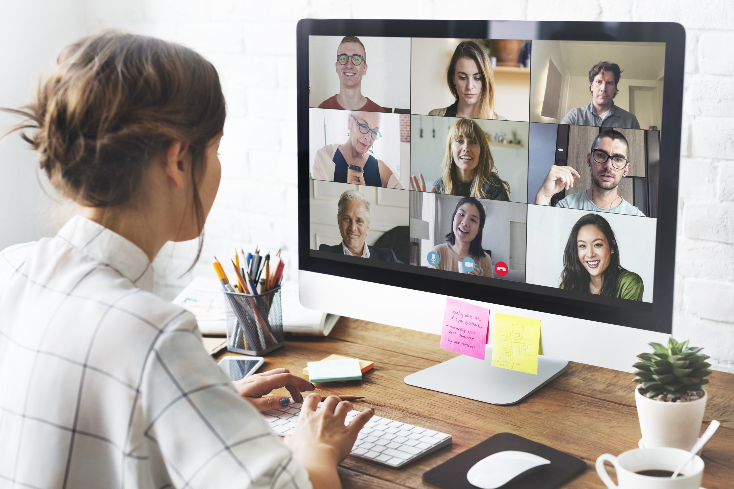 Vrouw neemt deel aan een Teams Meeting